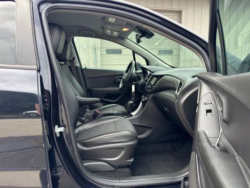 Used 2021 Chevrolet Trax LT AWD/4WD image 14