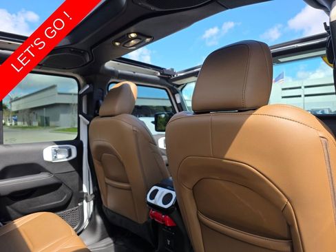 Used 2022 Jeep Wrangler Unlimited Sahara AWD/4WD image 16