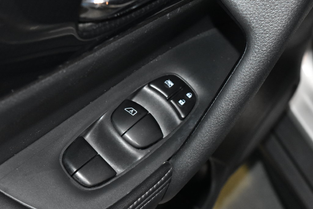 Used 2018 Nissan Rogue SL FWD image 6