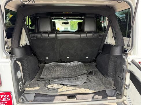 Used 2015 Jeep Wrangler Unlimited Sahara AWD/4WD image 18