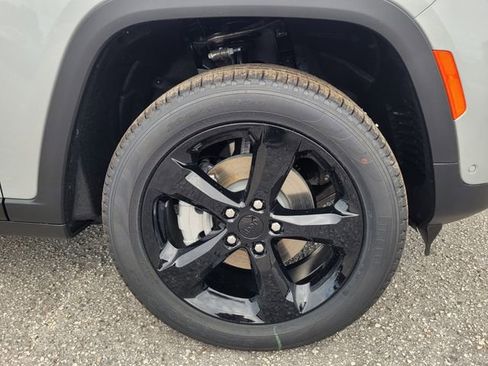 New 2025 Jeep Grand Cherokee Limited w/ Luxury Tech Group II RWD image 9