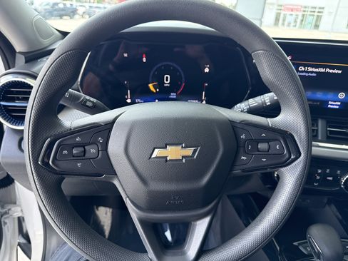 Used 2025 Chevrolet Trax LT FWD image 17