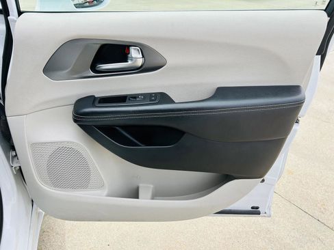 Used 2022 Chrysler Pacifica Touring-L FWD image 32