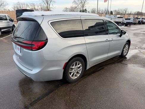 Used 2024 Chrysler Pacifica Touring-L FWD image 5