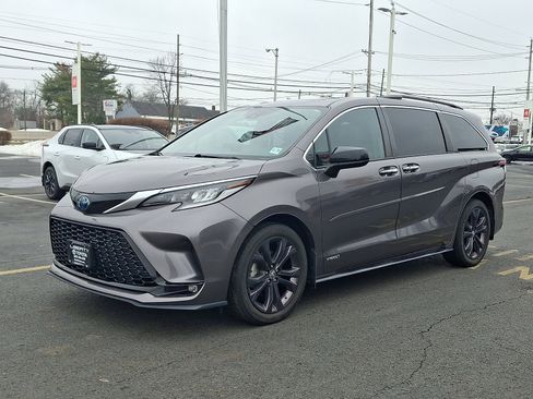 Used 2021 Toyota Sienna XSE w/ XSE Plus Package image 3