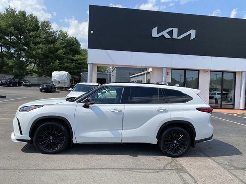 Used 2023 Toyota Highlander XSE AWD/4WD image 2