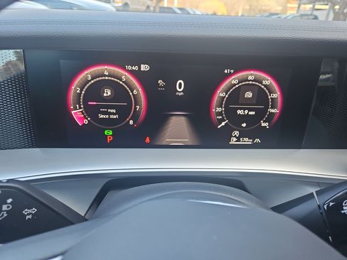 New 2025 Volkswagen Tiguan SE image 18