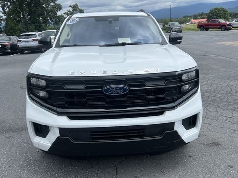 Used 2025 Ford Expedition Max Active AWD/4WD image 3