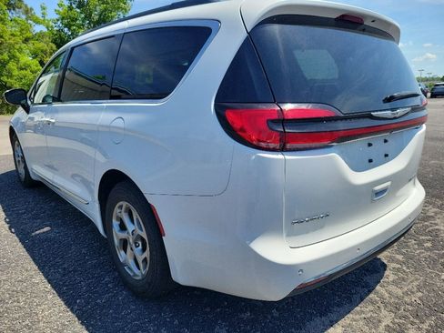 Used 2023 Chrysler Pacifica Limited FWD image 6