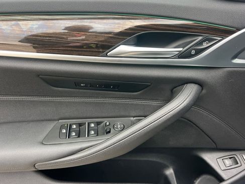 Used 2020 BMW 530e w/ Convenience Package image 13