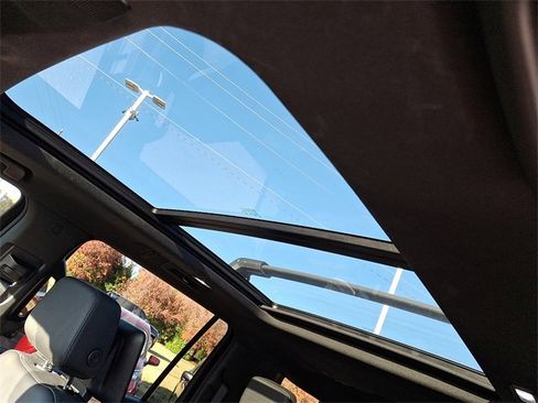 Used 2024 Chevrolet Suburban Z71 w/ Luxury Package image 21