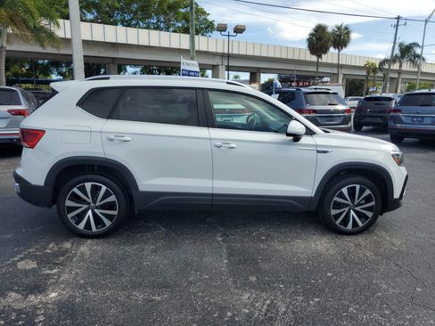 Certified 2024 Volkswagen Taos SE image 6