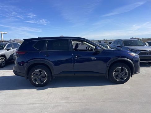 Used 2024 Nissan Rogue SV image 3