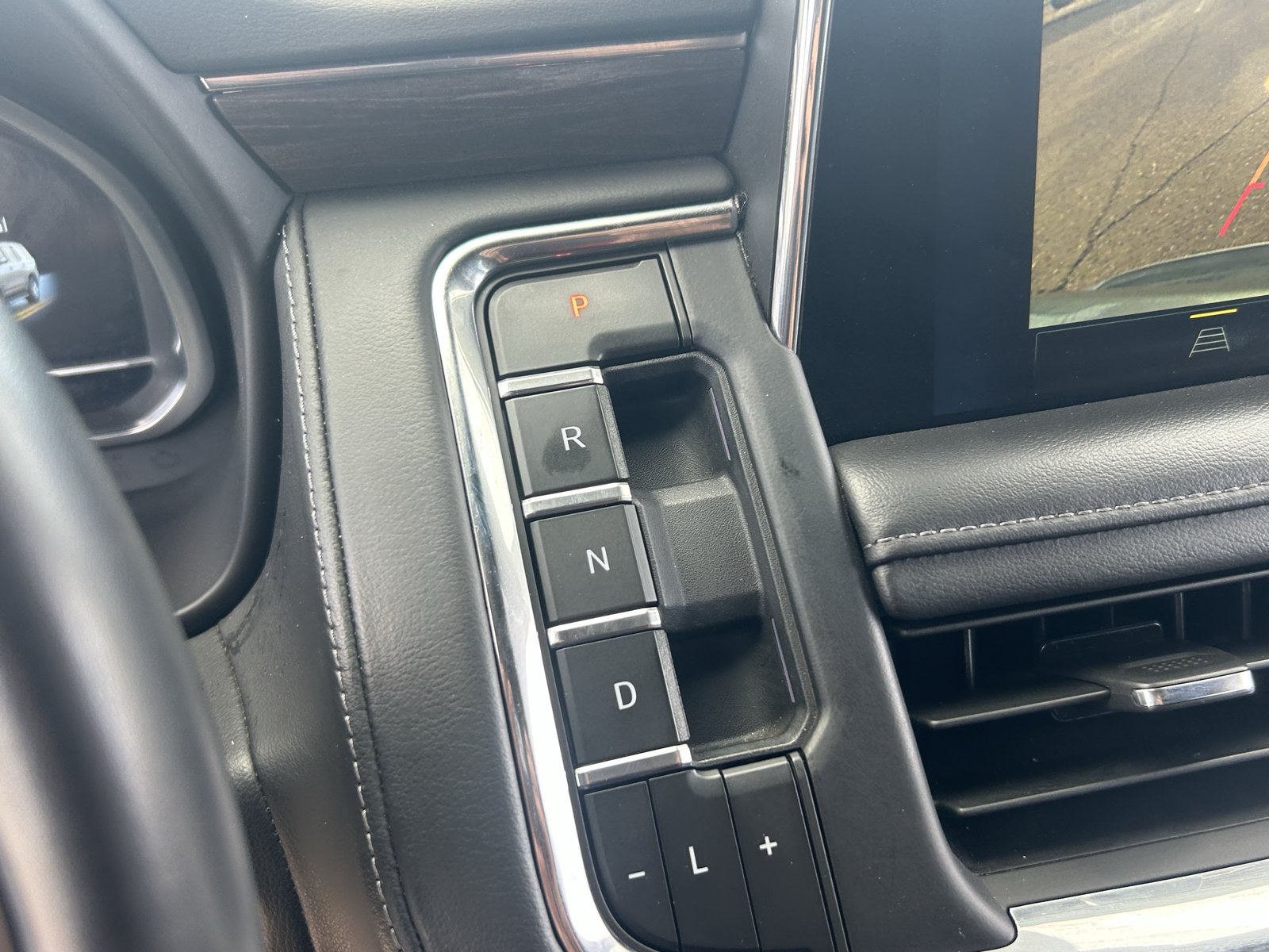 Used 2024 Chevrolet Suburban LT RWD image 33