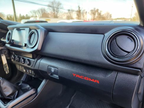 Used 2019 Toyota Tacoma TRD Sport image 16