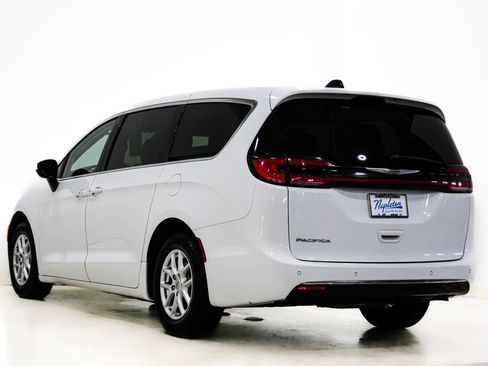 Used 2023 Chrysler Pacifica Touring-L FWD image 8