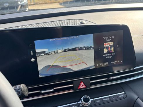 Used 2025 Hyundai Elantra Limited image 24