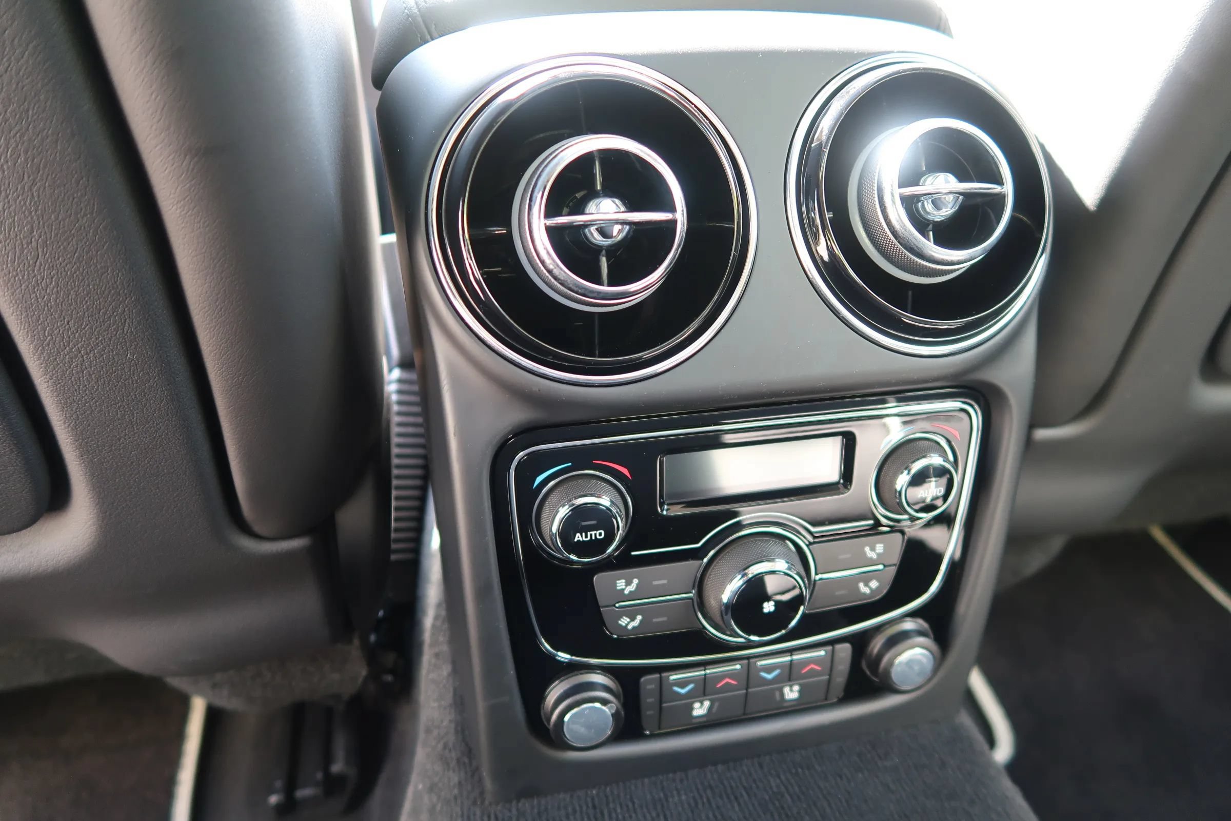 Used 2019 Jaguar XJ R-Sport RWD image 48