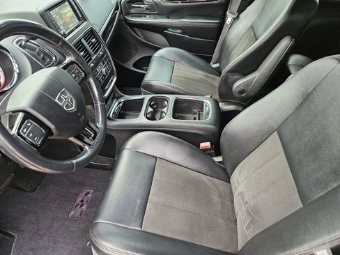Used 2019 Dodge Grand Caravan SXT image 17