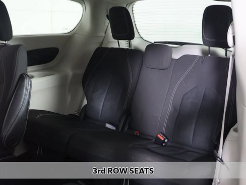 Used 2023 Chrysler Voyager LX FWD image 5