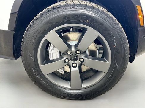 Used 2026 Land Rover Defender 110 X-Dynamic SE AWD/4WD image 11