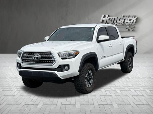 Used 2017 Toyota Tacoma TRD Off-Road w/ Tow Package (A/T) AWD/4WD image 5