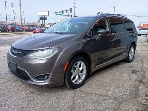 Used 2017 Chrysler Pacifica Touring-L Plus w/ Tire & Wheel Group FWD image 2