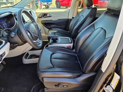 Used 2023 Chrysler Pacifica Touring-L FWD image 15