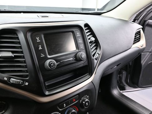Used 2018 Jeep Cherokee Latitude w/ Altitude Package FWD image 15