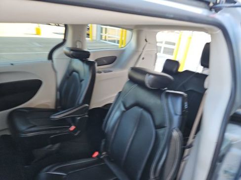 Used 2024 Chrysler Pacifica Touring-L image 24