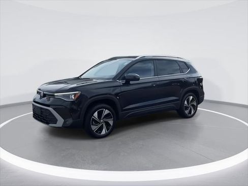 Used 2025 Volkswagen Taos SE AWD/4WD image 4