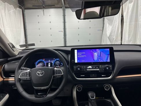 Used 2025 Toyota Grand Highlander AWD image 16