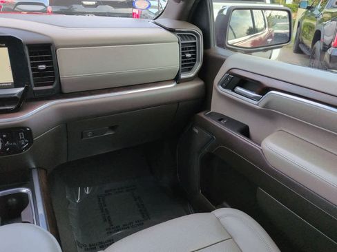 Used 2022 GMC Sierra 1500 SLT w/ SLT Premium Plus Package AWD/4WD image 16