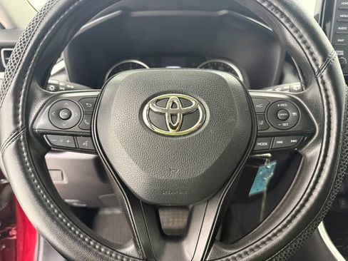 Used 2021 Toyota RAV4 LE FWD image 10