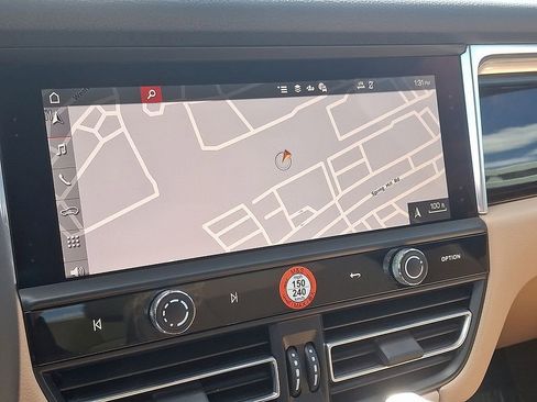 Used 2025 Porsche Macan image 18