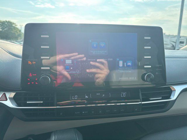 Used 2023 Toyota Sienna XLE FWD image 32