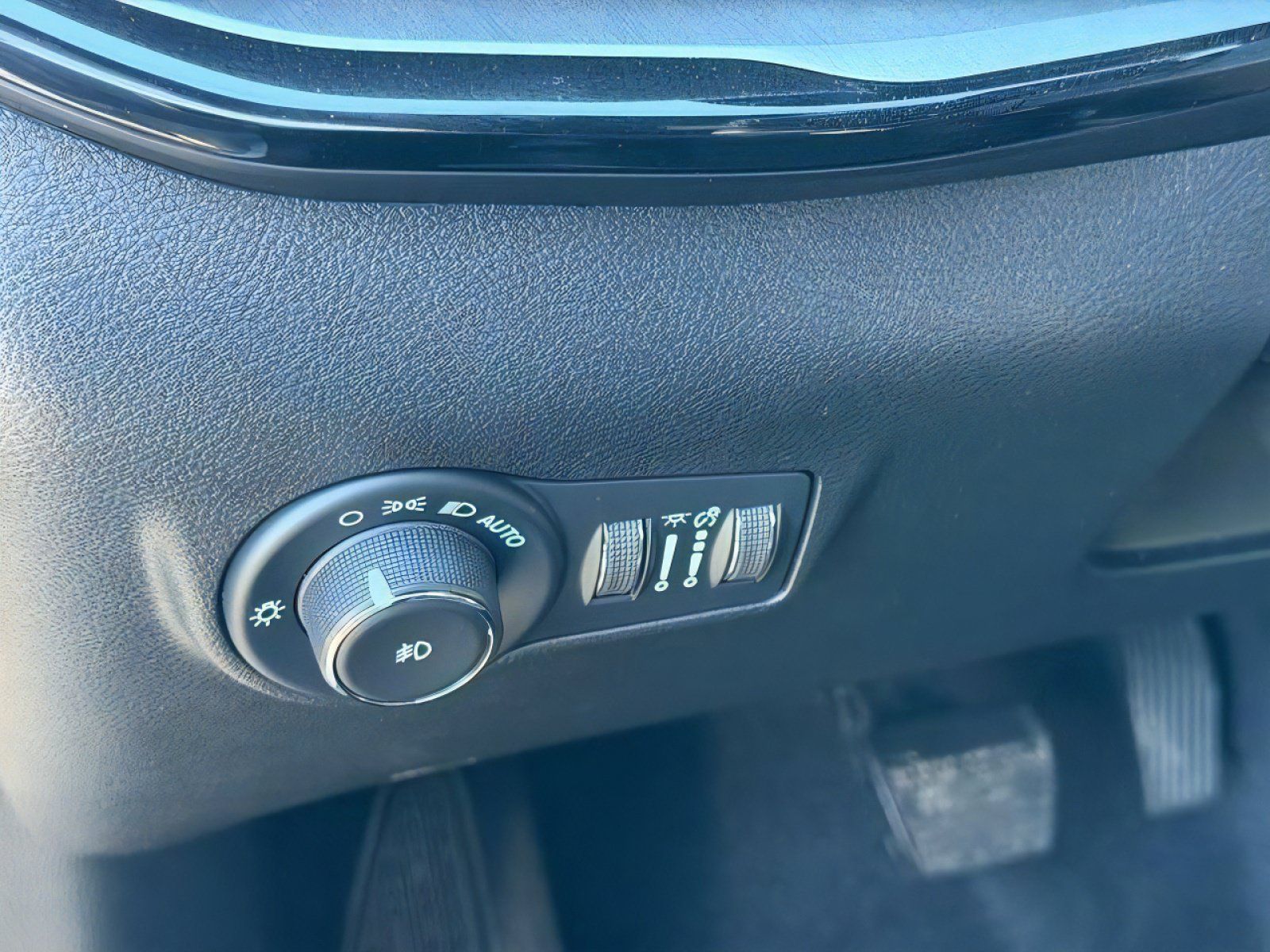 Used 2025 Jeep Compass Trailhawk AWD/4WD image 18