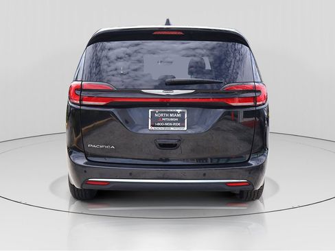 Used 2023 Chrysler Pacifica Touring-L FWD image 6