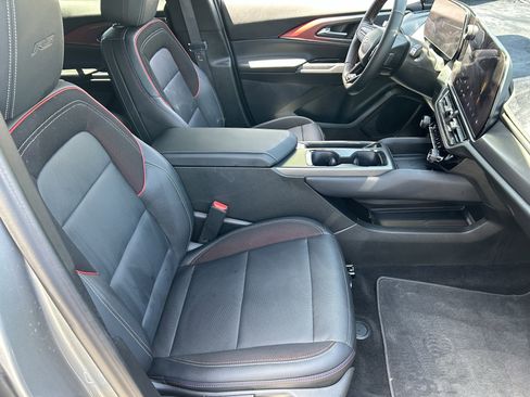 Used 2025 Chevrolet Equinox EV RS FWD image 9