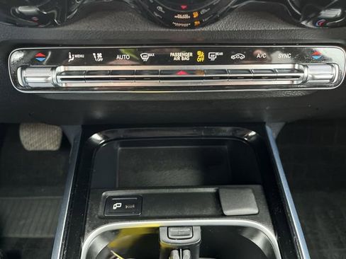Used 2020 Mercedes-Benz GLB 250 4MATIC image 19