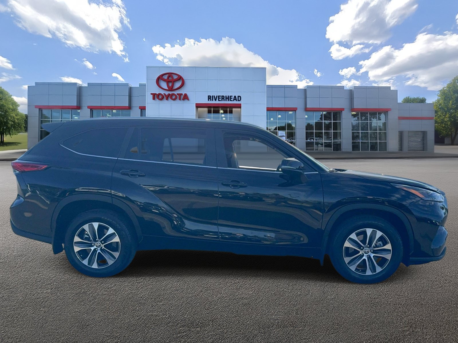 Used 2023 Toyota Highlander XLE AWD/4WD image 4