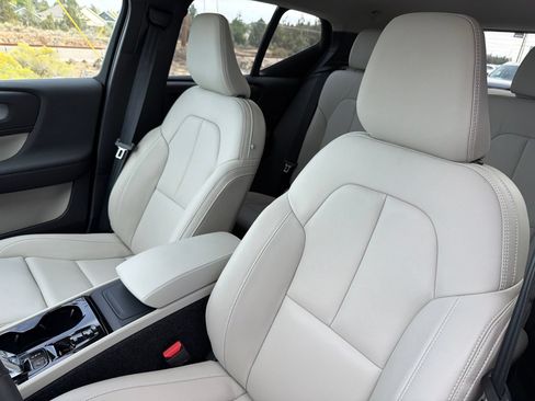 Used 2025 Volvo XC40 B5 Ultra AWD/4WD image 19