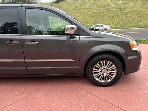 Used 2015 Chrysler Town & Country Touring-L w/ Driver Convenience Group FWD image 38