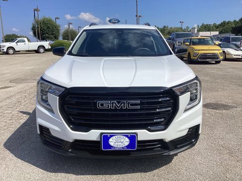 Used 2024 GMC Terrain SLE w/ Driver Convenience Package FWD image 2