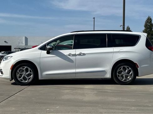 Used 2023 Chrysler Pacifica Limited image 6