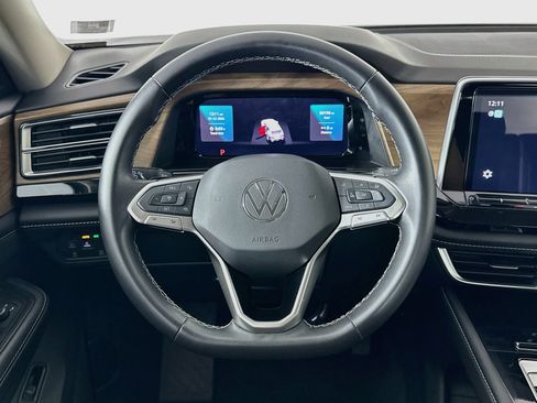 Used 2025 Volkswagen Atlas SE FWD image 18