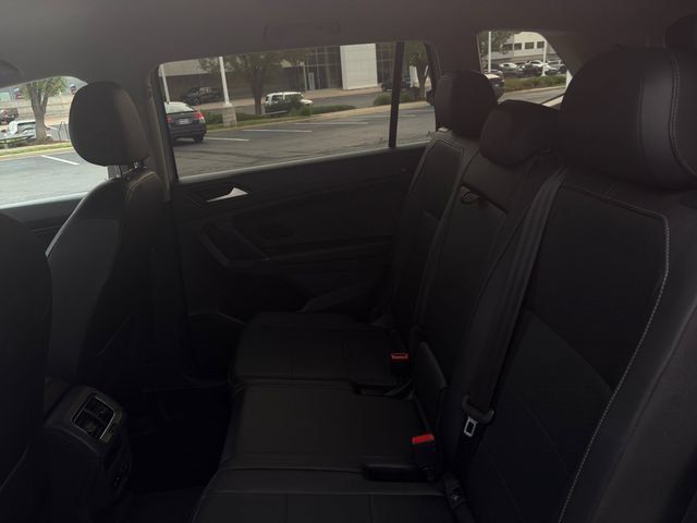 Used 2018 Volkswagen Tiguan SE FWD image 17