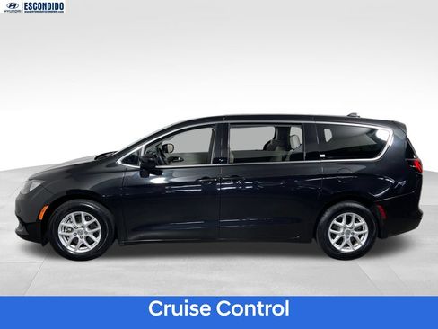 Used 2017 Chrysler Pacifica LX FWD image 2
