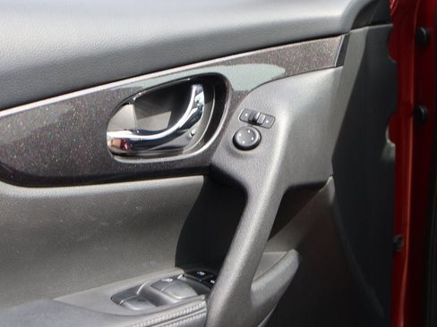 Used 2018 Nissan Rogue SV image 23