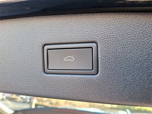 Used 2022 Volkswagen Tiguan SE R-Line image 29